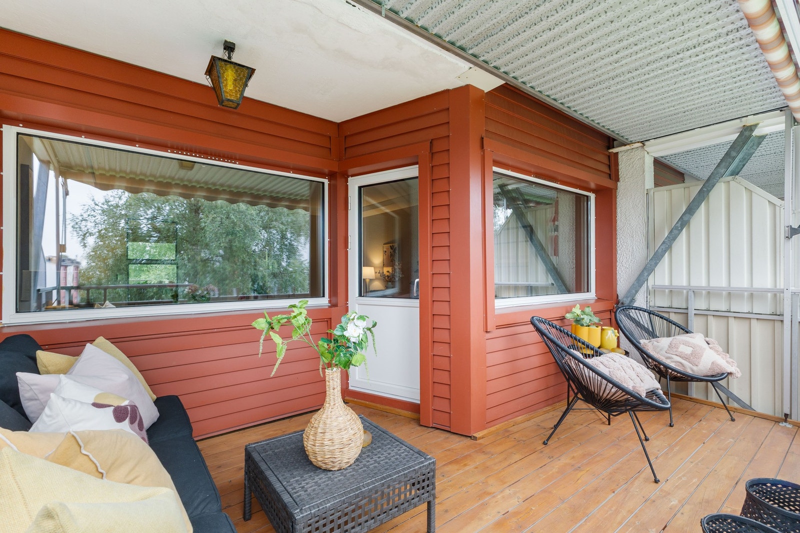 Stor balkong med plass til utemøblement og grill Galleribilde