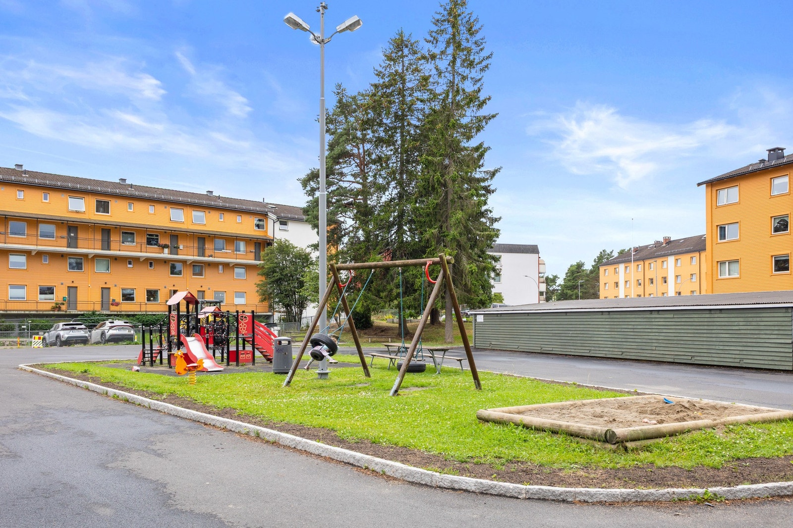 Borettslaget har flere flott friområder med lekeplasser og sittegrupper Galleribilde