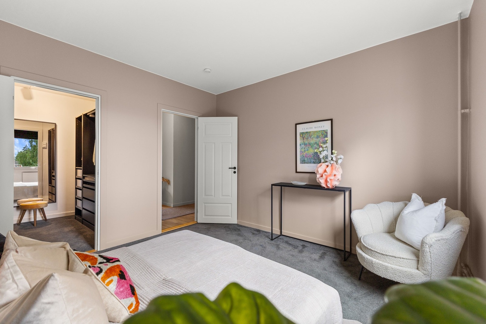 Hovedsoverom med walk-in closet Galleribilde