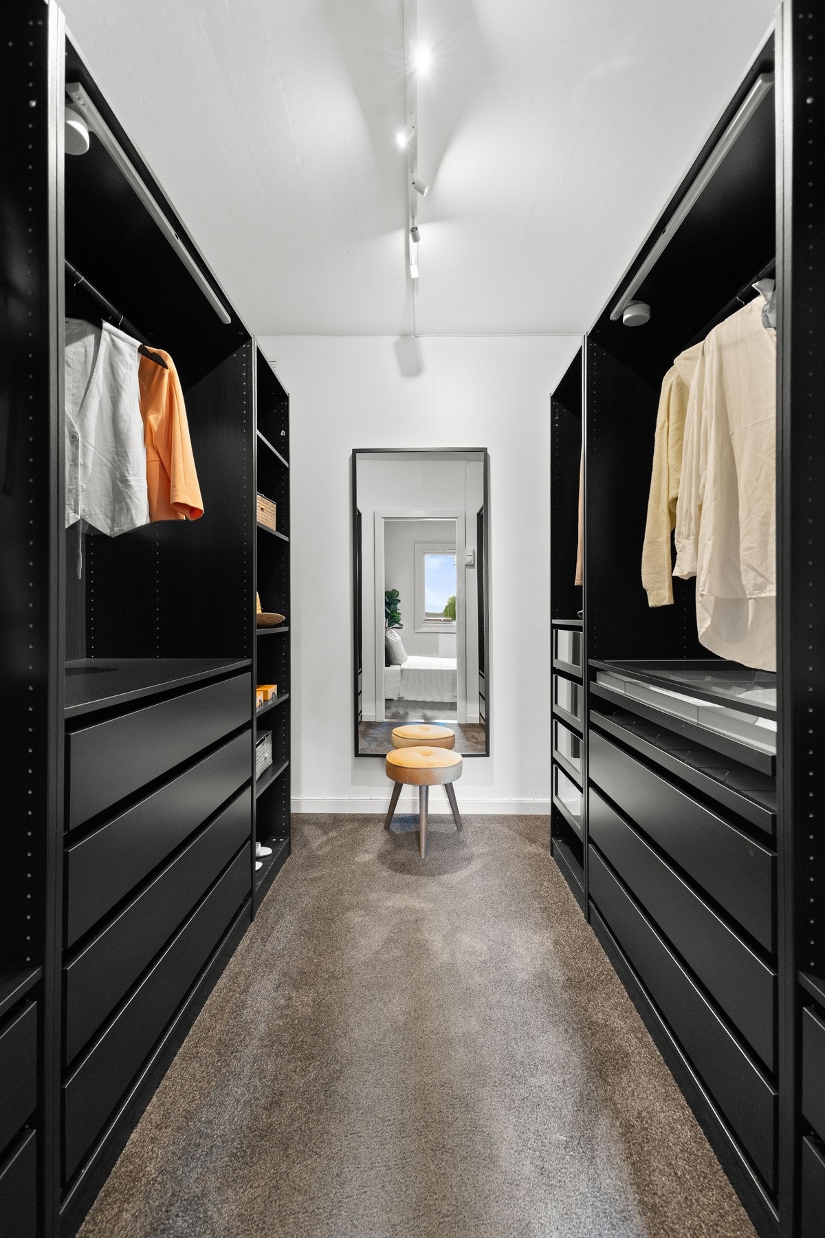 Flott walk-in closet Galleribilde