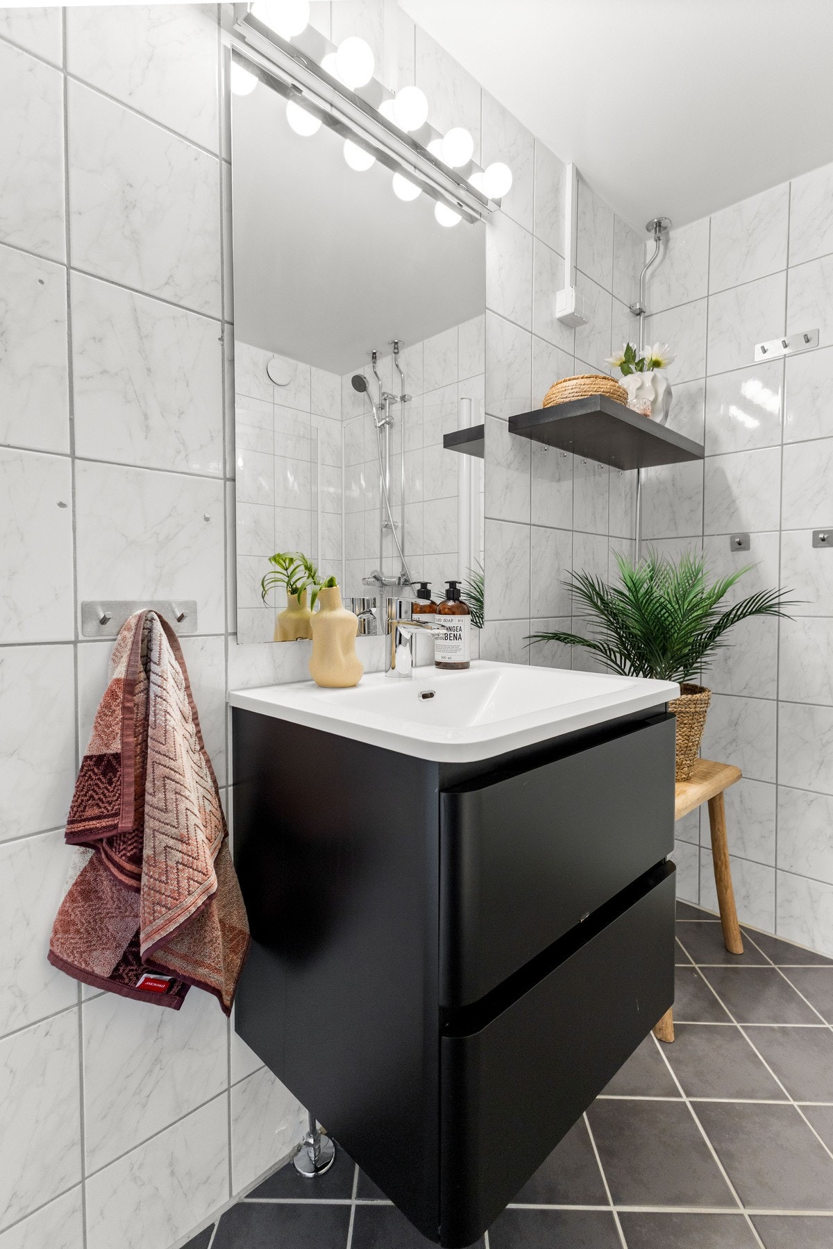 Gulvvarme, opplegg til vaskemaskin og baderomsinnredning fra 2017/2018 Galleribilde