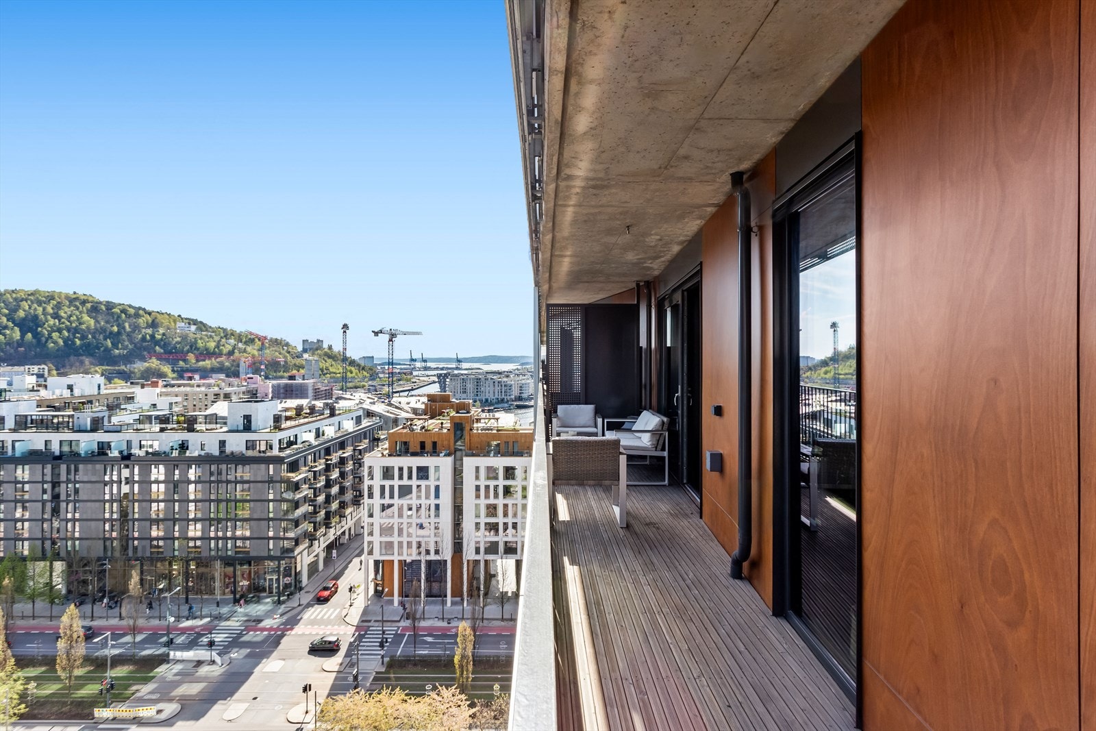 Balkongen er på hele 16 kvm og har gode soner Galleribilde