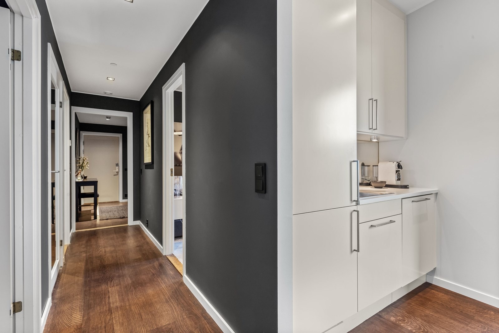 Fine mørke enstavs parkerttgulv i leiligheten Galleribilde