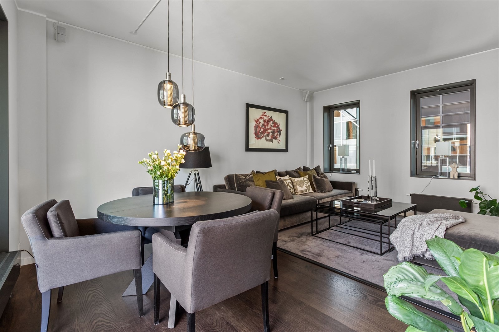 God plass til spisebord og sofa Galleribilde