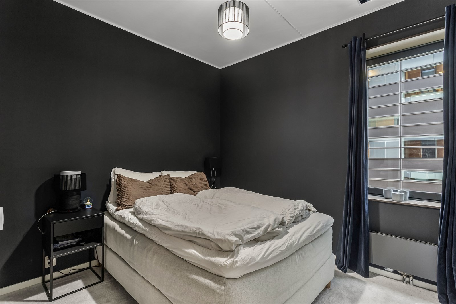 Hovedsoverom. God plass til dobbeltseng, nattbord m.m. Galleribilde