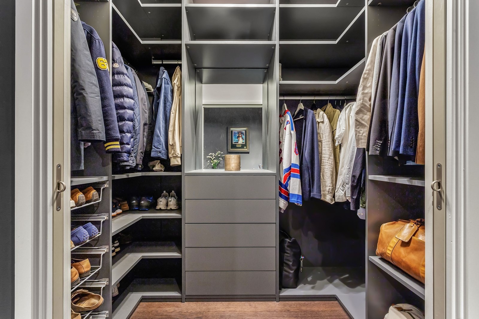 Flott walk in closet med snekkerbygget garderobeinnredning Galleribilde