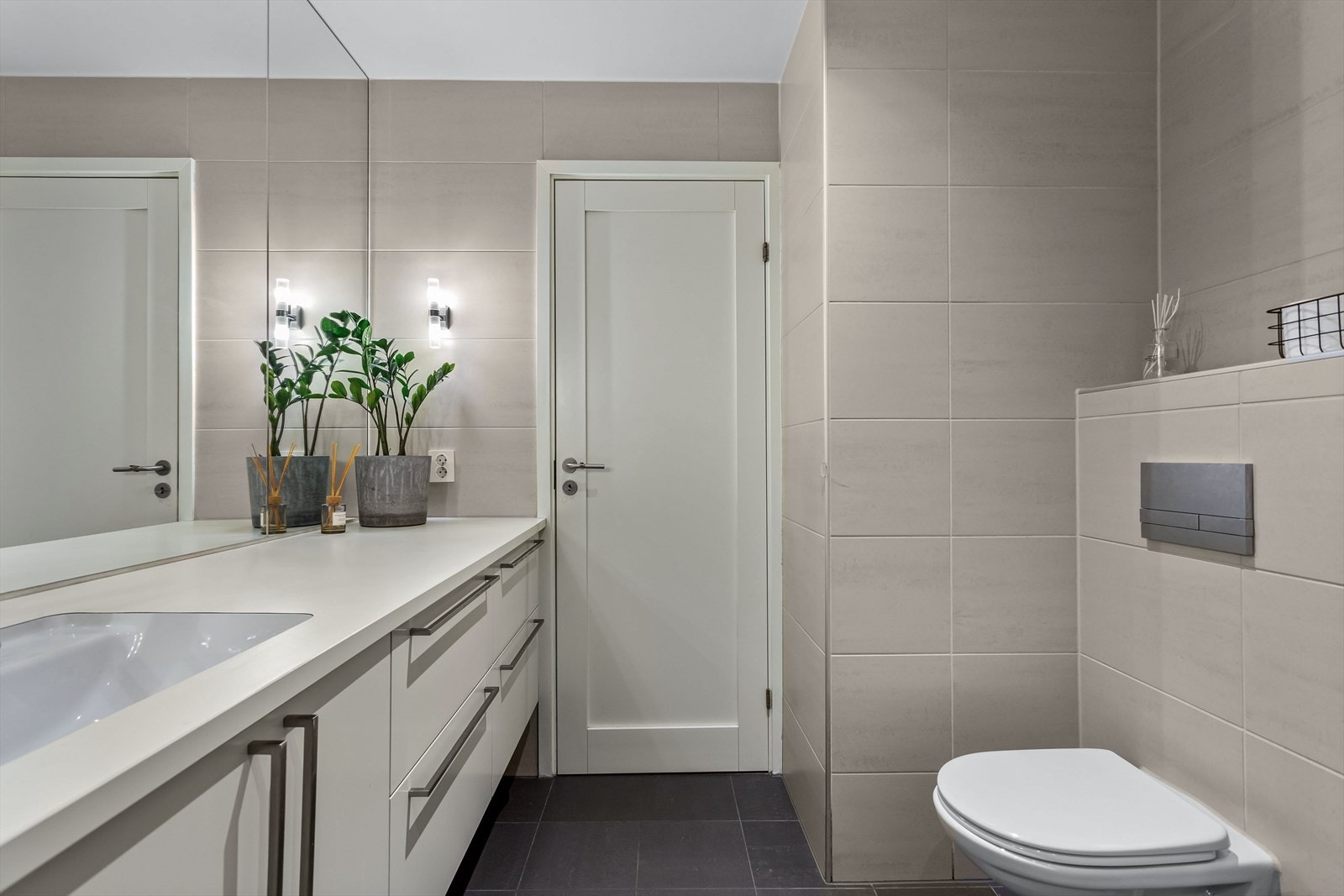 Rikelig med skapplass. Vegghengt klosett Galleribilde