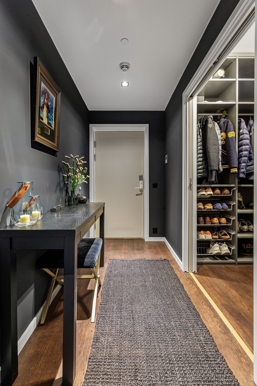 Romslig gang/entré Galleribilde