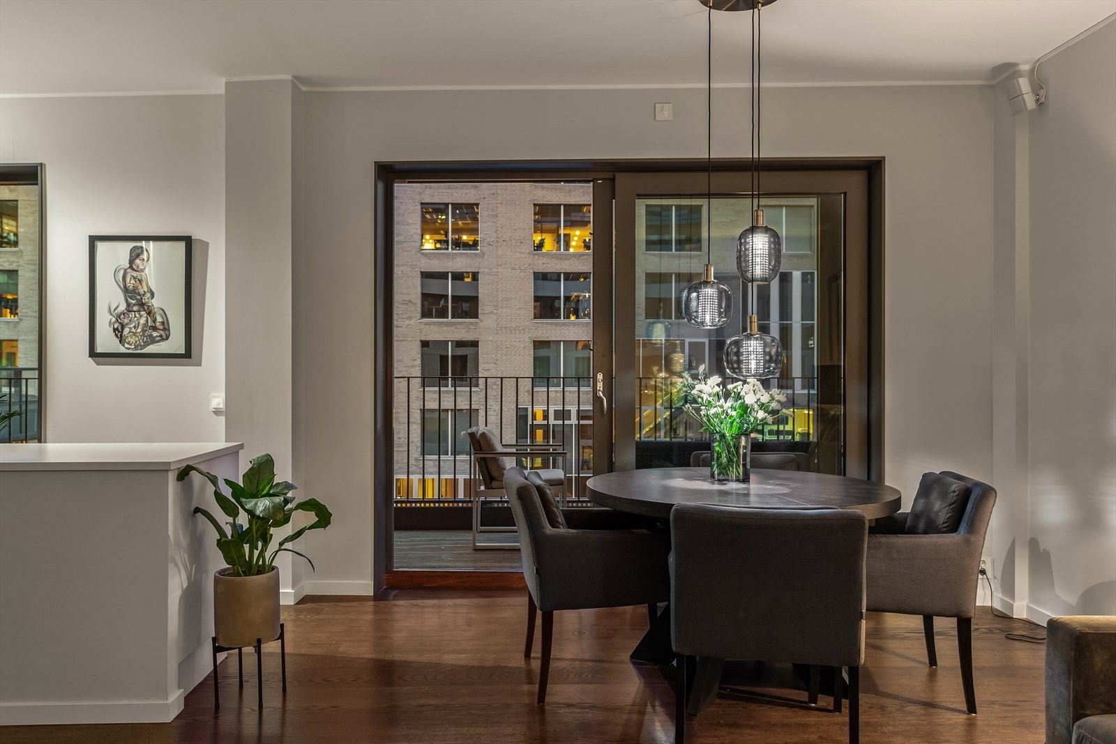 Direkte utgang til solrik balkong via skyvedør Galleribilde