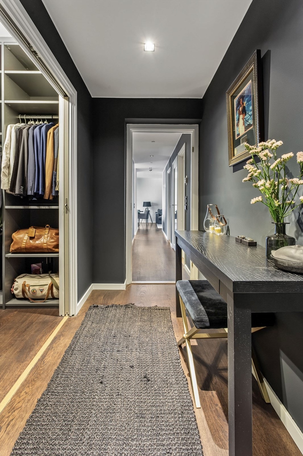 God plass til å henge fra seg i gangen Galleribilde