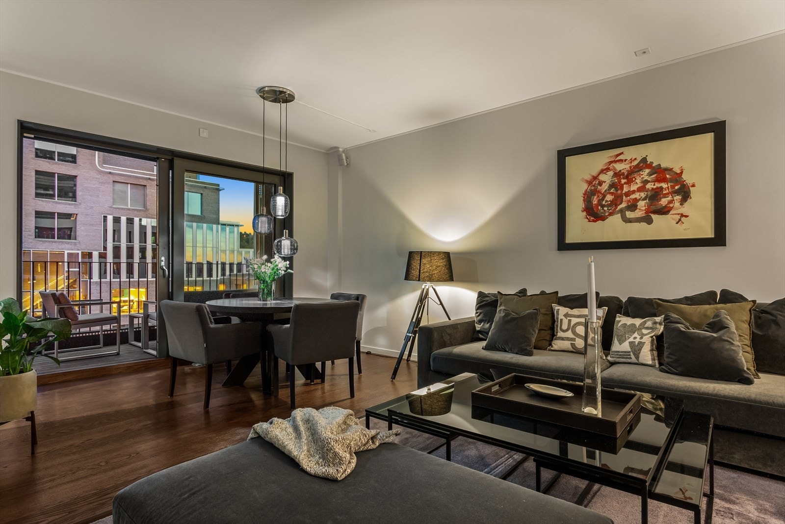 Stemningsfull og koselig stue med nydelig utsyn mot Barcode, Ekeberg og fjorden Galleribilde