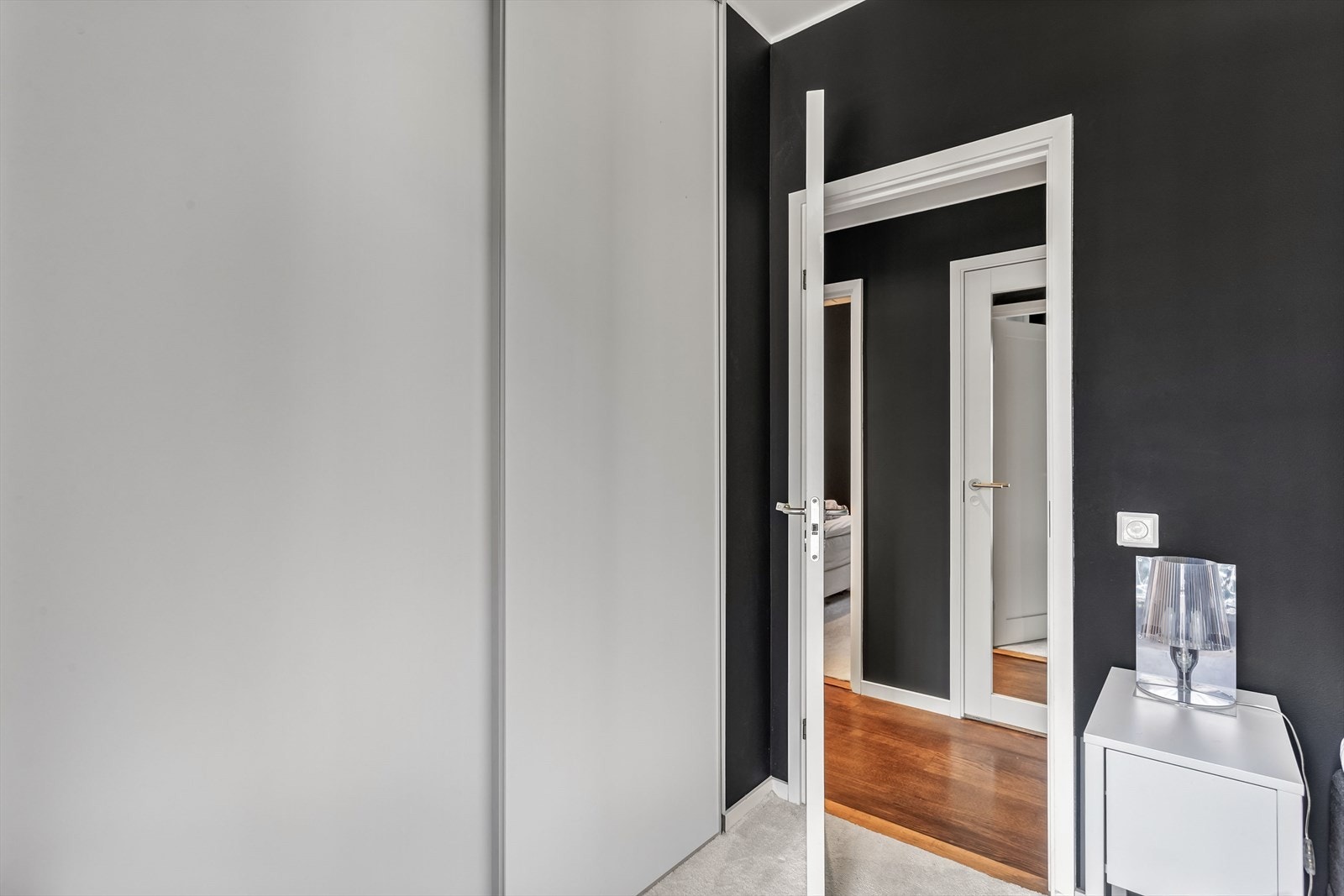 Stor skyvedørsgarderobe Galleribilde