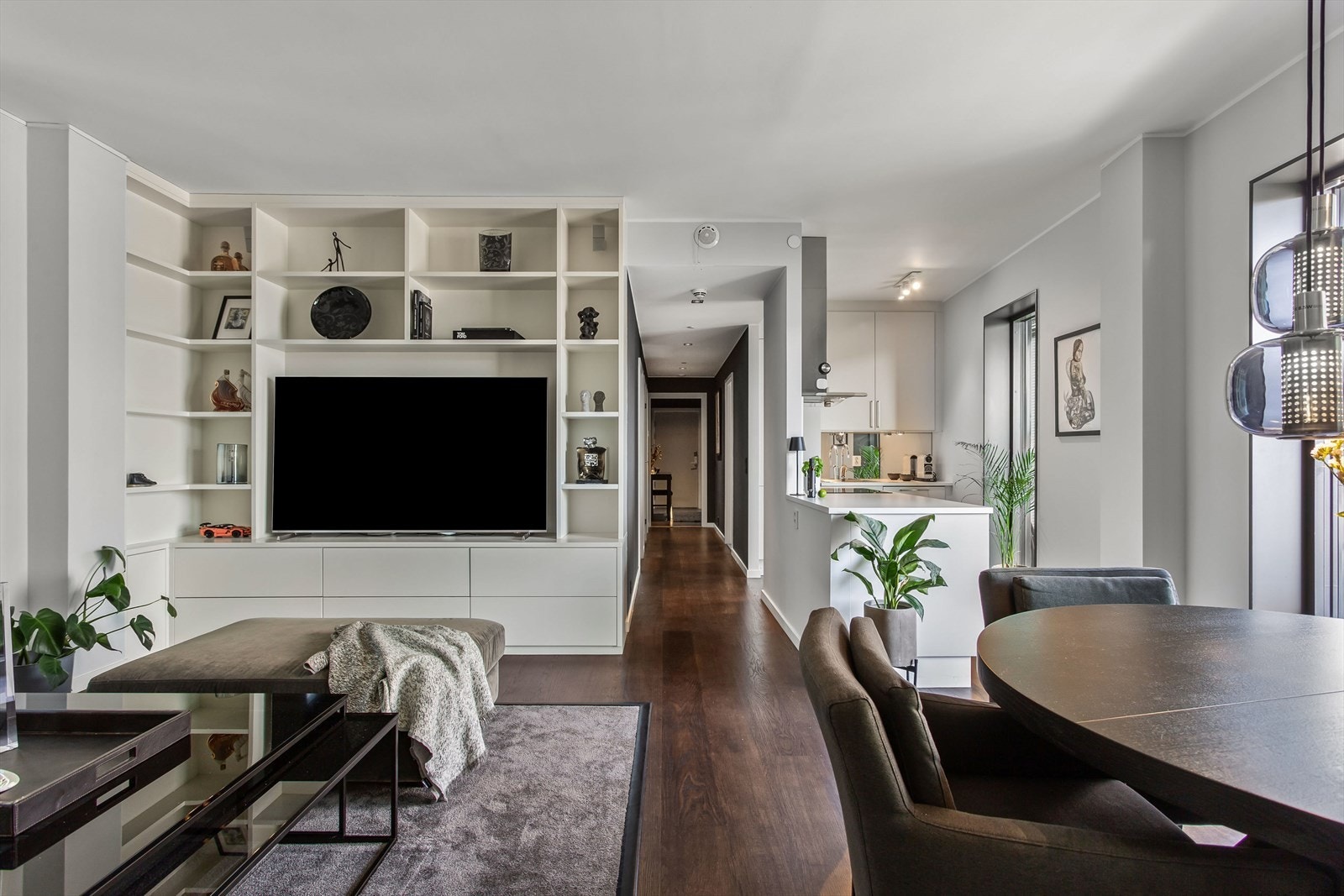 Eksklusiv og påkostet leilighet med god standard, snekkerbygde løsninger og gjennomgående lys Galleribilde