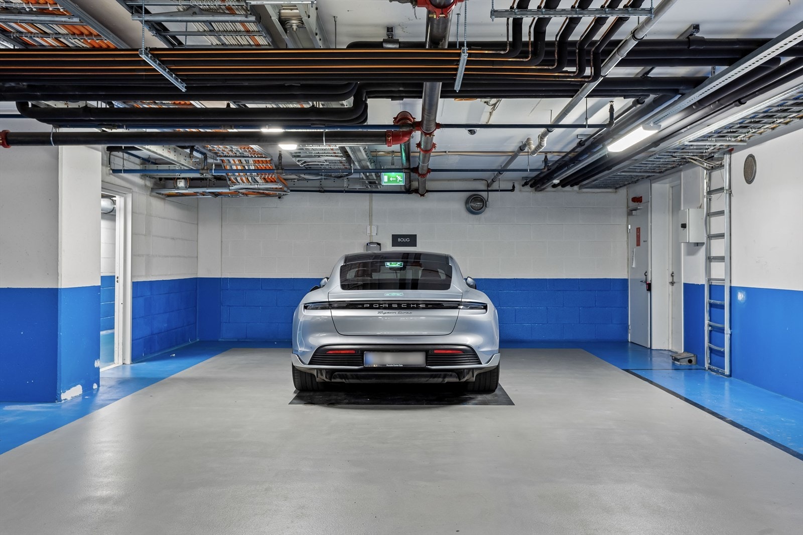 Mulighet for kjøp av selgers garasjeplass i anlegg under for kr. 950.00,- med ladestasjon. Dette er en svært god plass i anlegget Galleribilde