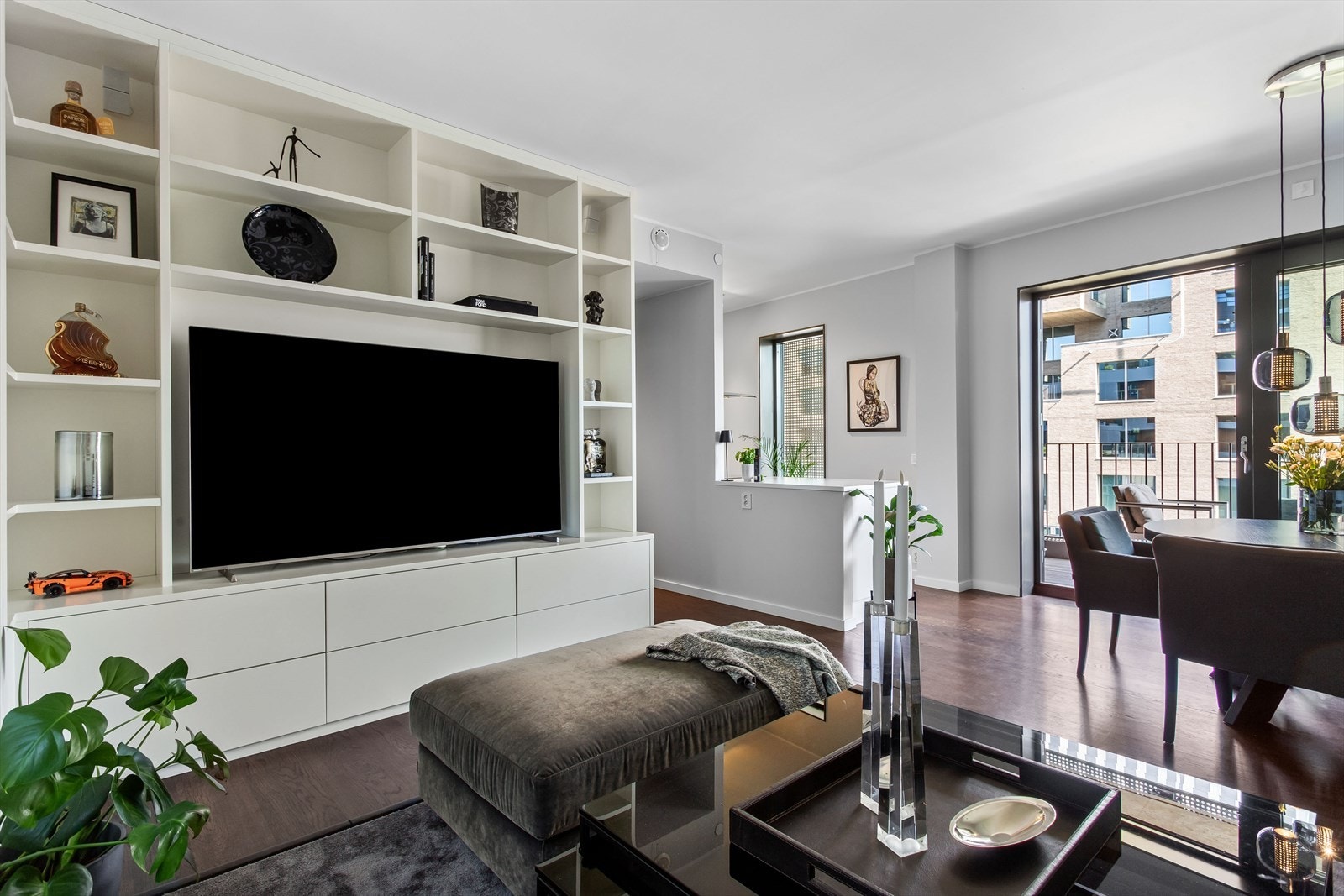 Svært lekker og romslig 3-roms med store glassflater og rikelig lysinnslipp Galleribilde