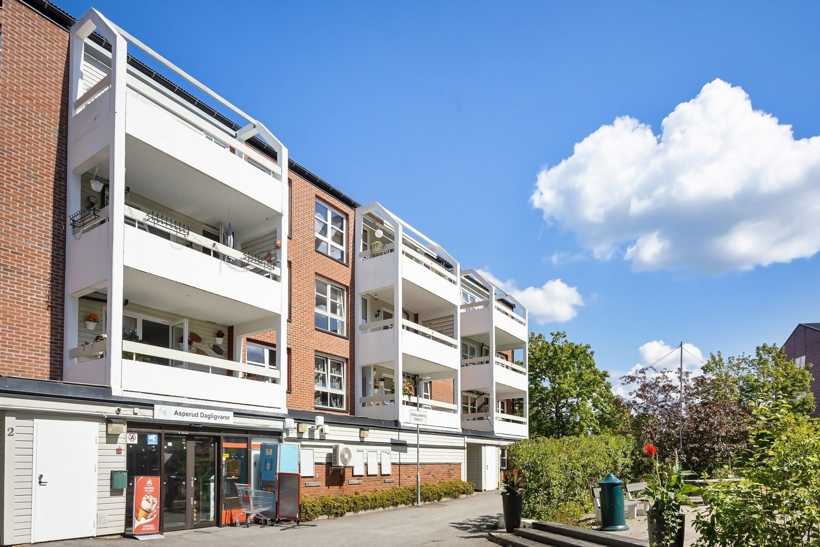 Asperud Dagligvare er tilgjengelig rett under leiligheten. Galleribilde