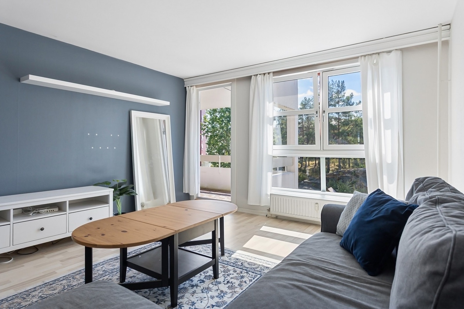 Store lysflater og gjennomgående planløsning sørger for gode og luftige rom med god romatmosfære. Galleribilde