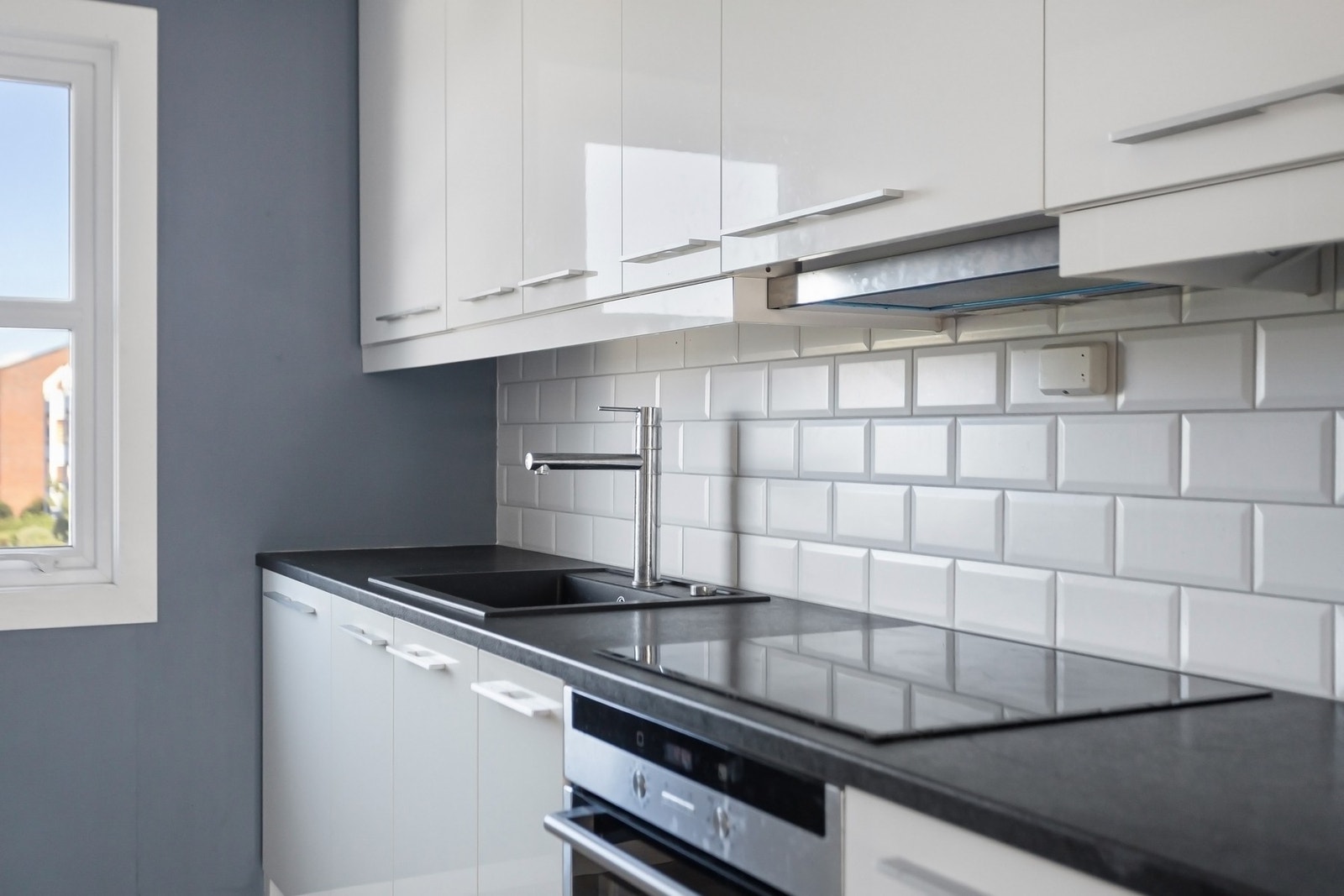 Lys under overskap gir godt med arbeidslys når en lager mat. Galleribilde