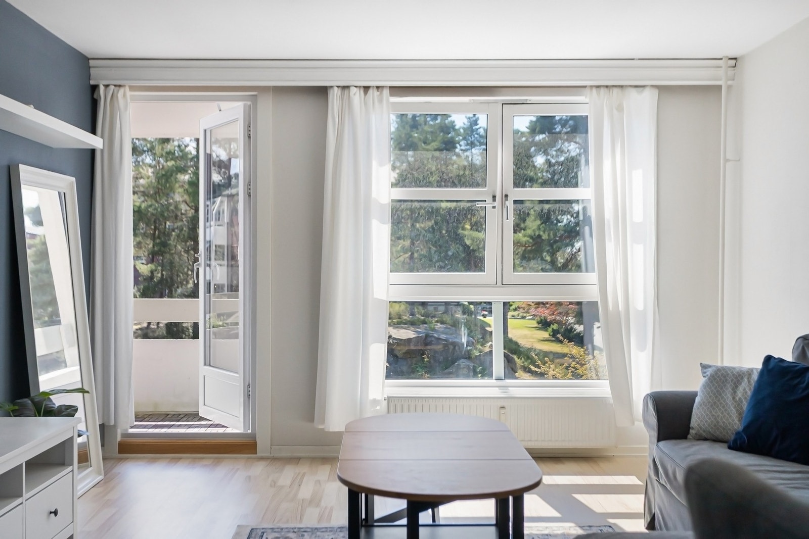 Fra stuen er det utgang til den lune og romslige balkongen som er på ca. 9 m². Galleribilde