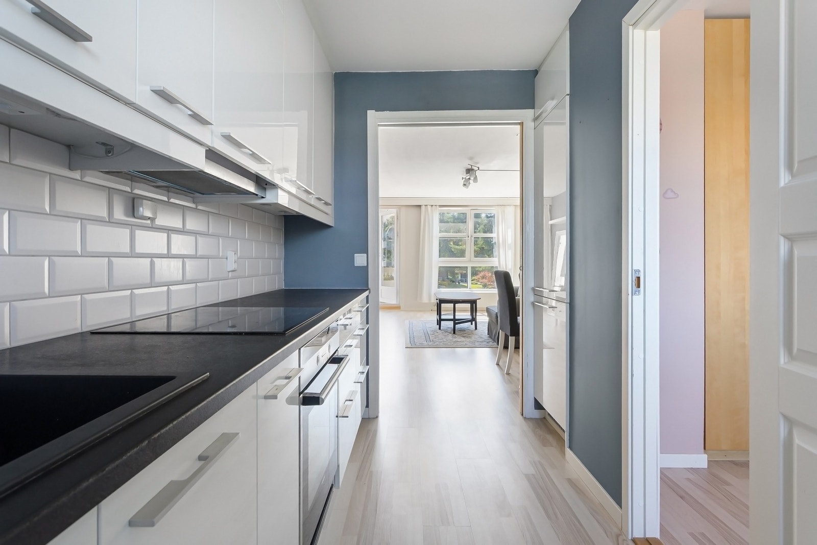 Tidløst Epoq-kjøkken innredet med glatte, høyglans fronte og integrerte hvitevarer. Galleribilde