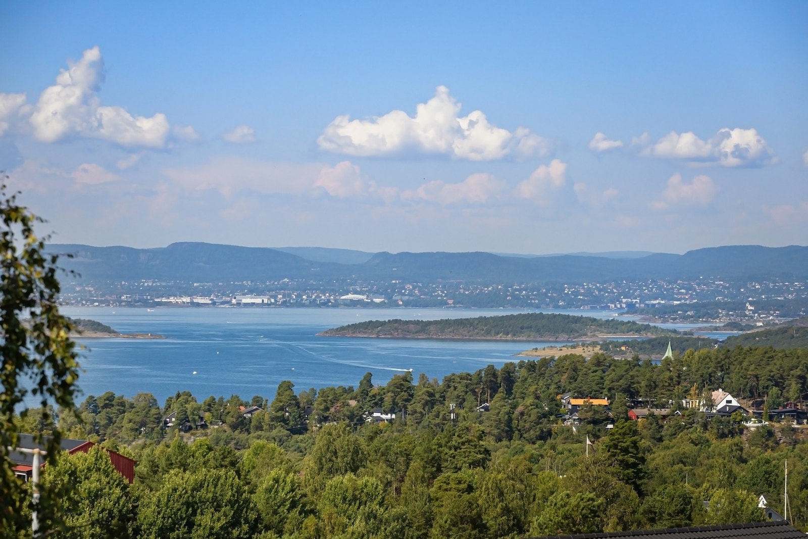 Fra kjøkkenvinduet er det fantastisk utsyn mot Oslofjorden, noe eierne selv kommer til å savne spesielt mye. Galleribilde