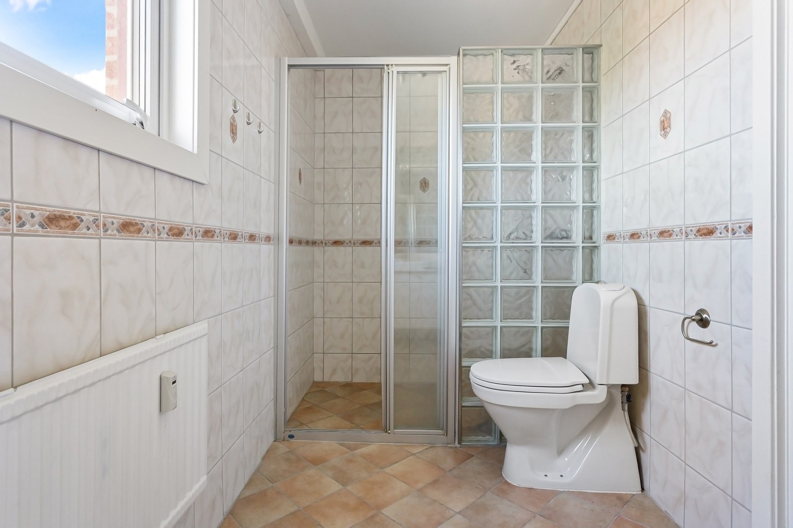 Det informeres om at det er varmekabler i gulvet, men de fungerer ikke for øyeblikket. Det er uvisst hva årsaken er. Galleribilde