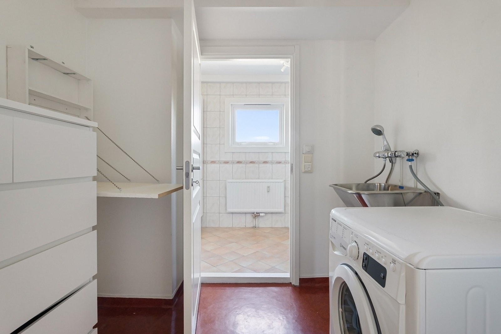 Fra gangen har du en mellomgang som er innredet som vaskerom i dag. Galleribilde