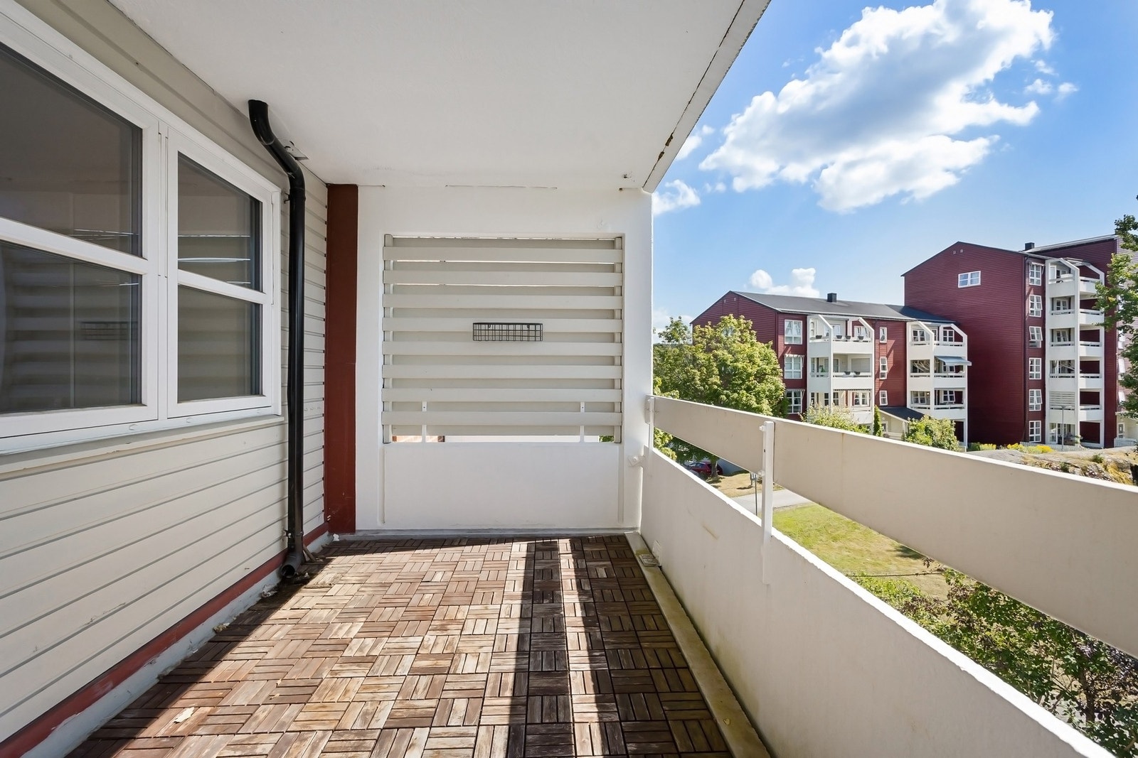 Balkongens størrelse rommer plass til utemøbler, grill og blomsterkasser. Galleribilde