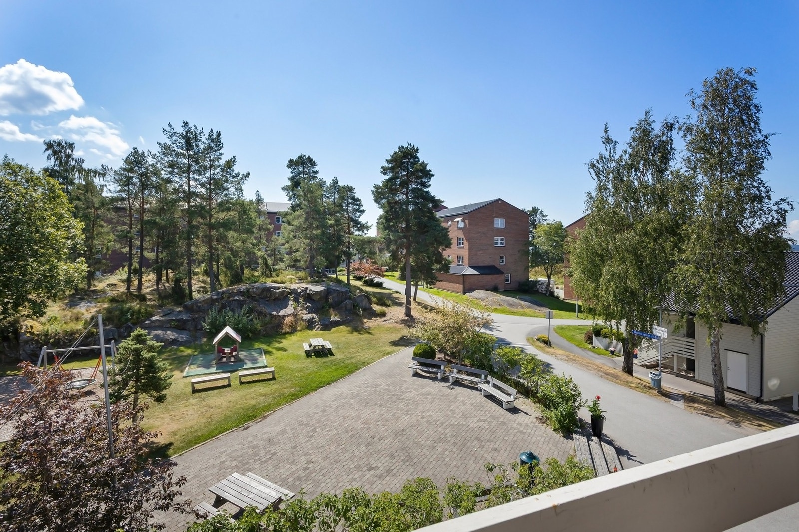 Fra balkongen har du skjermet og innsynsfri beliggenhet med frodig utsyn over fellesområdene. Galleribilde