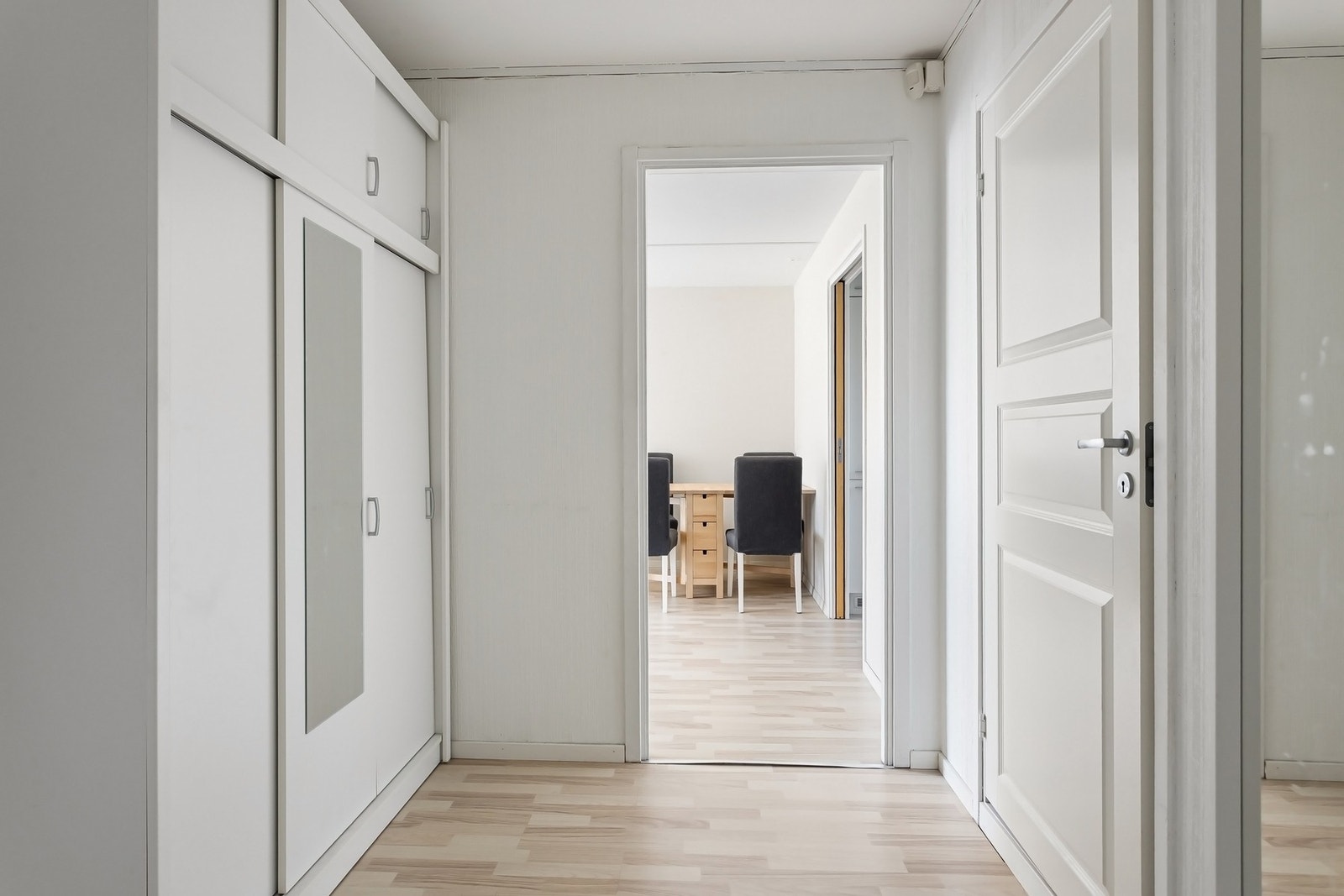 I gangen er det også montert ytterligere garderobeskap for ytterlig oppbevaring. Galleribilde