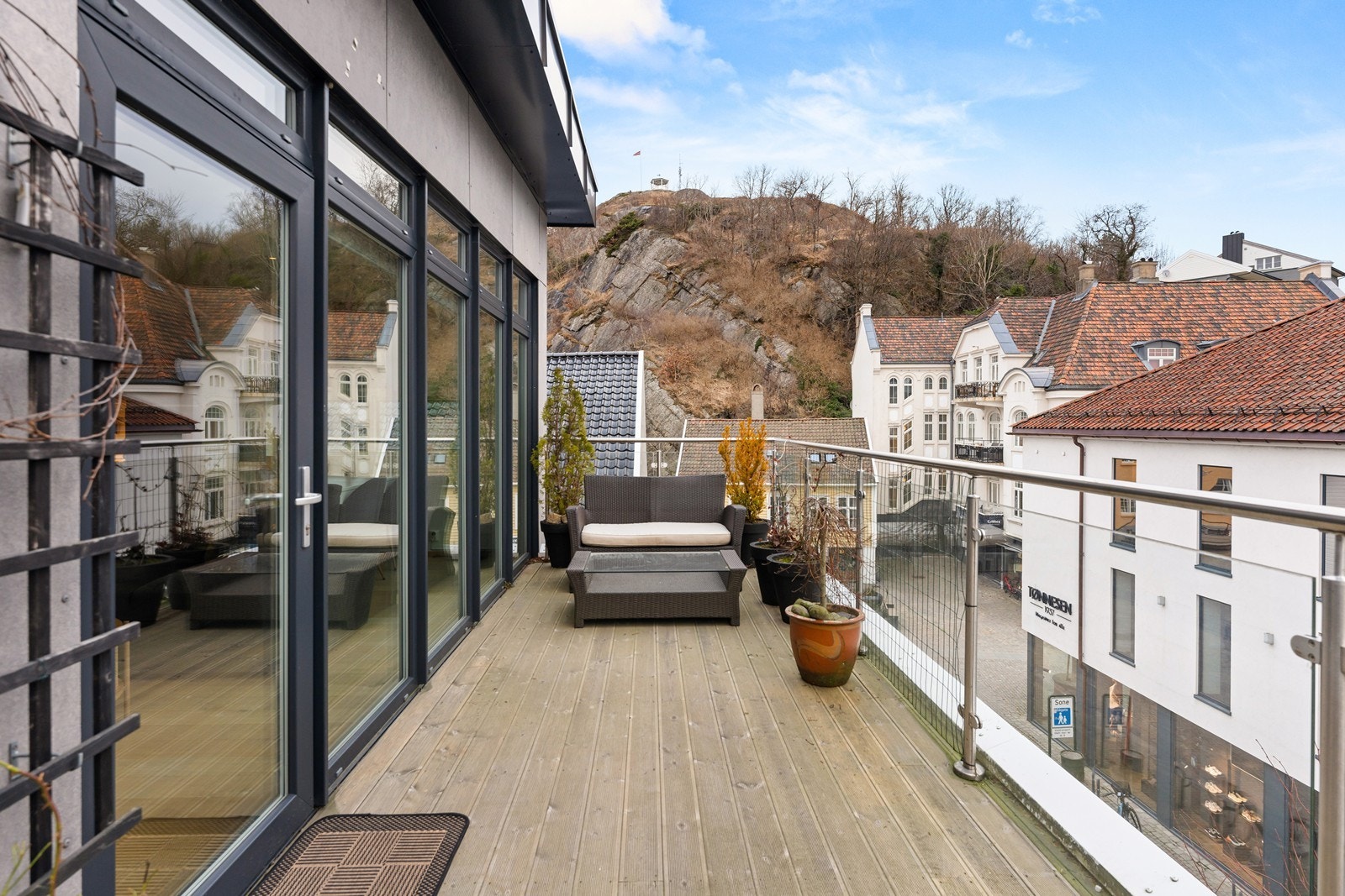 Verandaen har god plass til innredning med sittegrupper og krukker Galleribilde