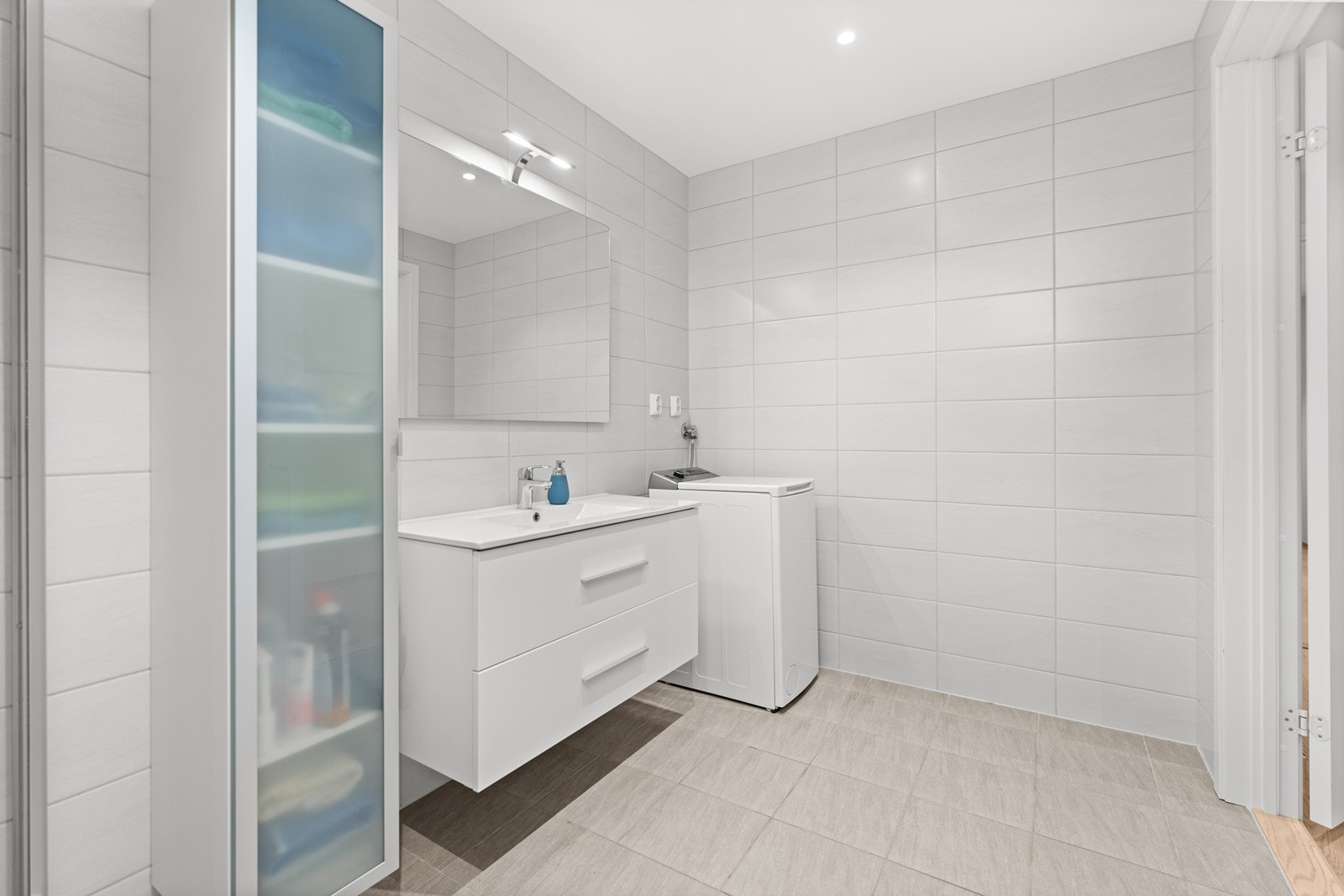Det er opplegg for vaskemaskin på badet Galleribilde