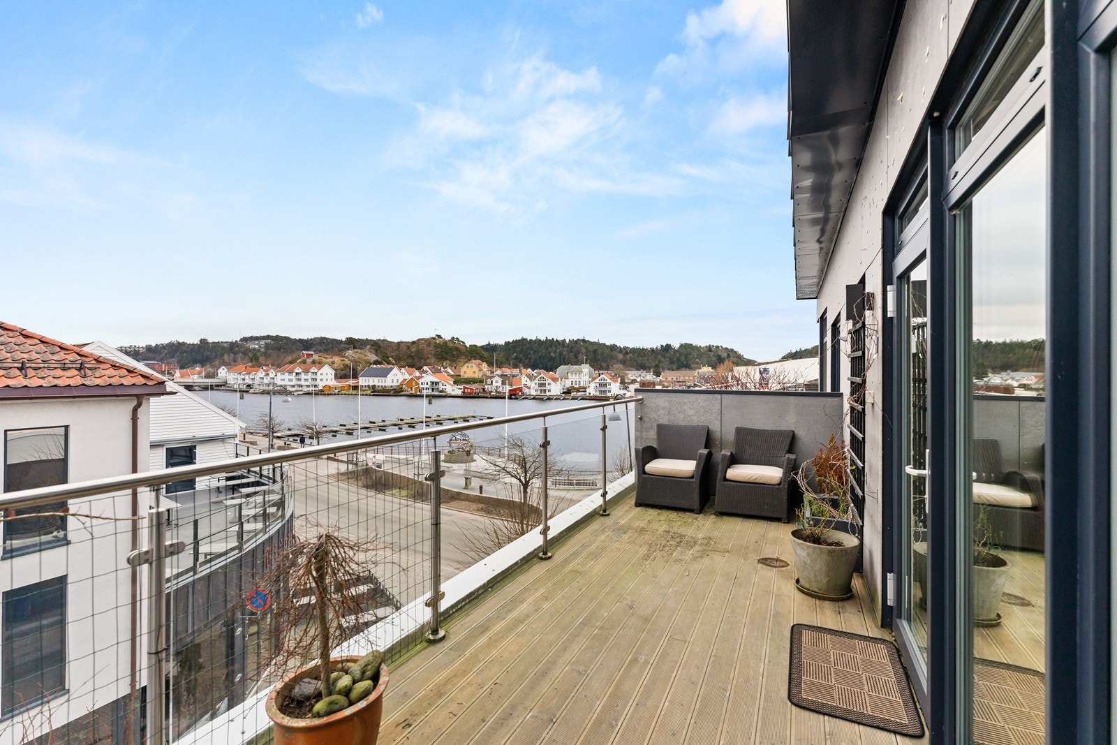 Romslig terrasse med flott utsikt mot elven Galleribilde