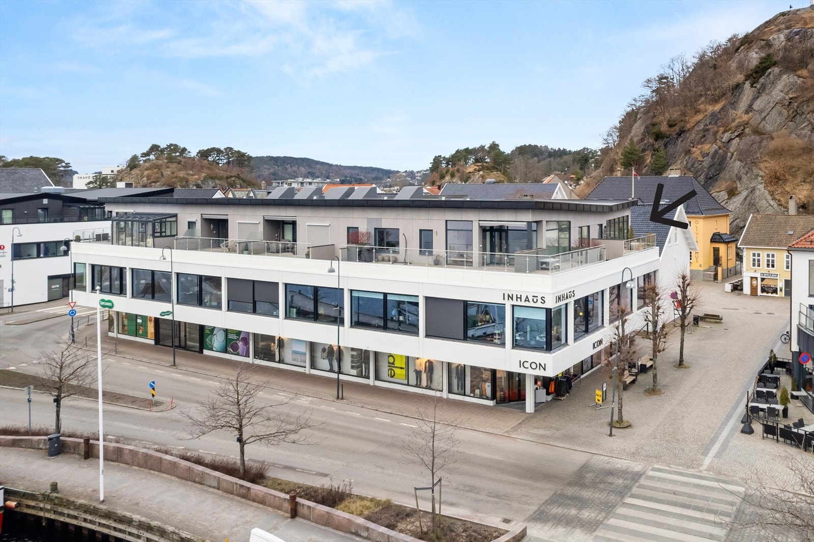 Leilighetsbygget ligger sentralt i Mandal - her kan du sitte tilbaketrukket på verandaen og samtidig nyte byens puls Galleribilde
