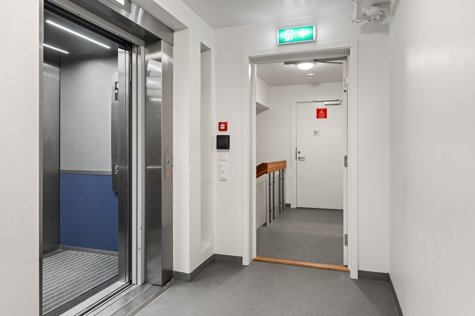 Heisen i bygget er like ved inngangspartiet og trappeløpet ned Galleribilde