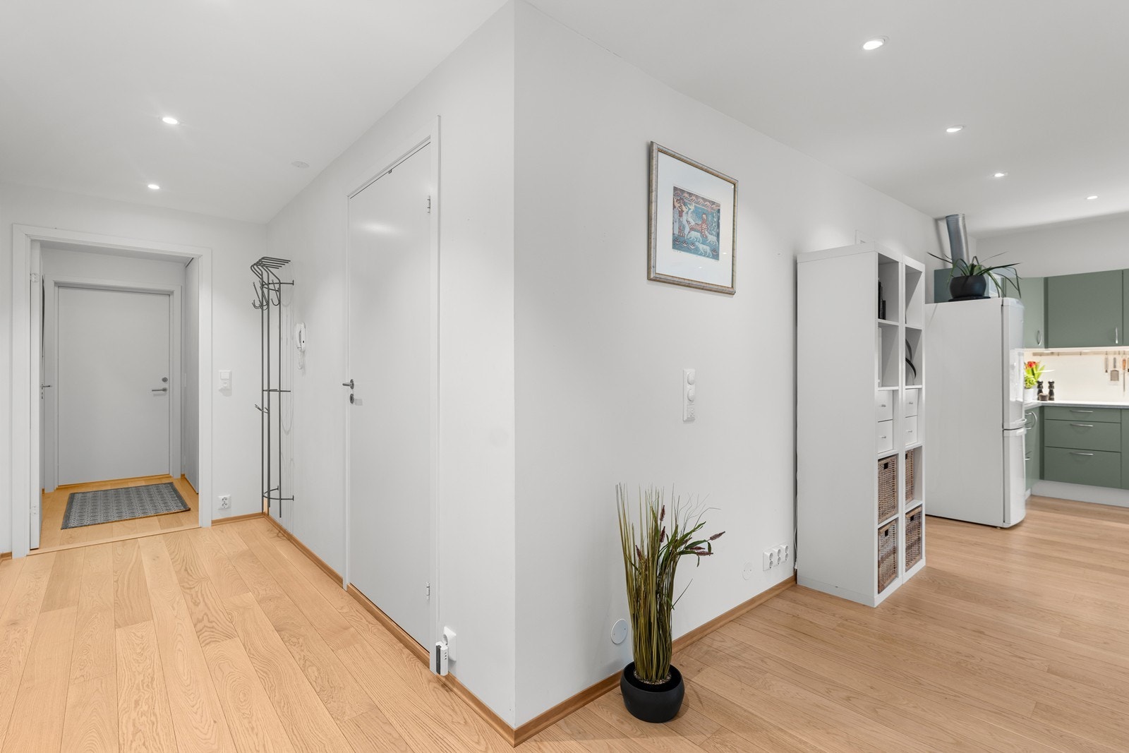 Velkommen inn til Bryggegata 24 - stor skyvedørsgarderobe i vindfanget gir godt med plass til oppbevaring Galleribilde