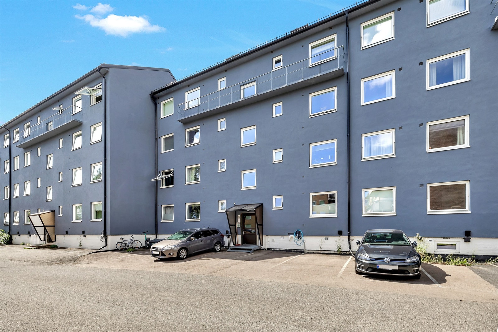 Borettslaget har godt med parkeringsplasser som kan benyttes av beboer og gjester ved bruk av beboerkort. Galleribilde