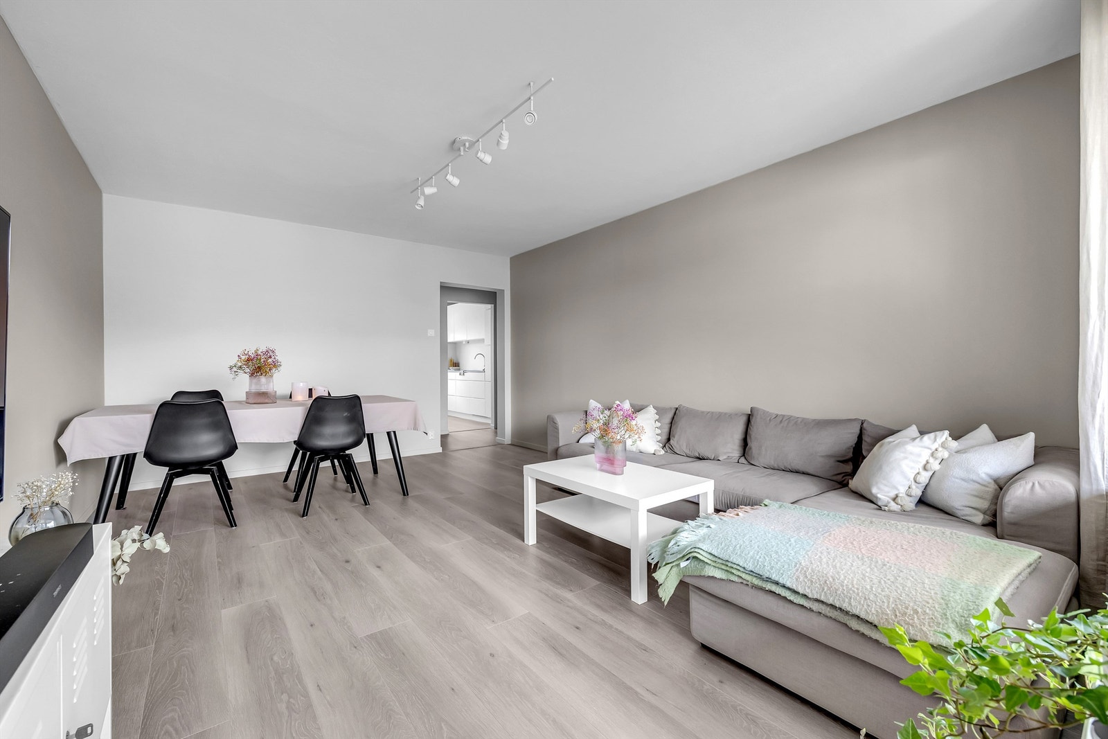 Den romslige stuen gir mulighet for en naturlig soneinndeling, med plass til både sofamøblement og spisebord. Galleribilde