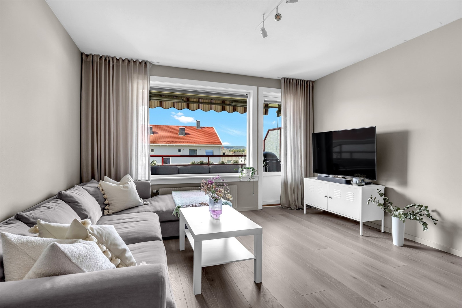 Fra stuen er det utgang til en vestvendt balkong på ca. 8 kvm, med svært gode solforhold! Galleribilde