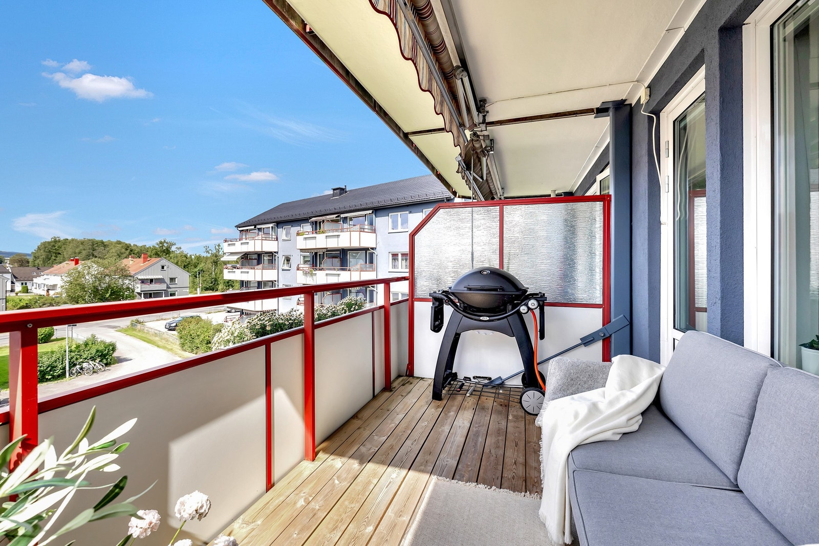 Det er montert elektrisk markise på balkongen, for enkel solskjerming. Ellers god plass til ønskede utemøbler og grill. Galleribilde