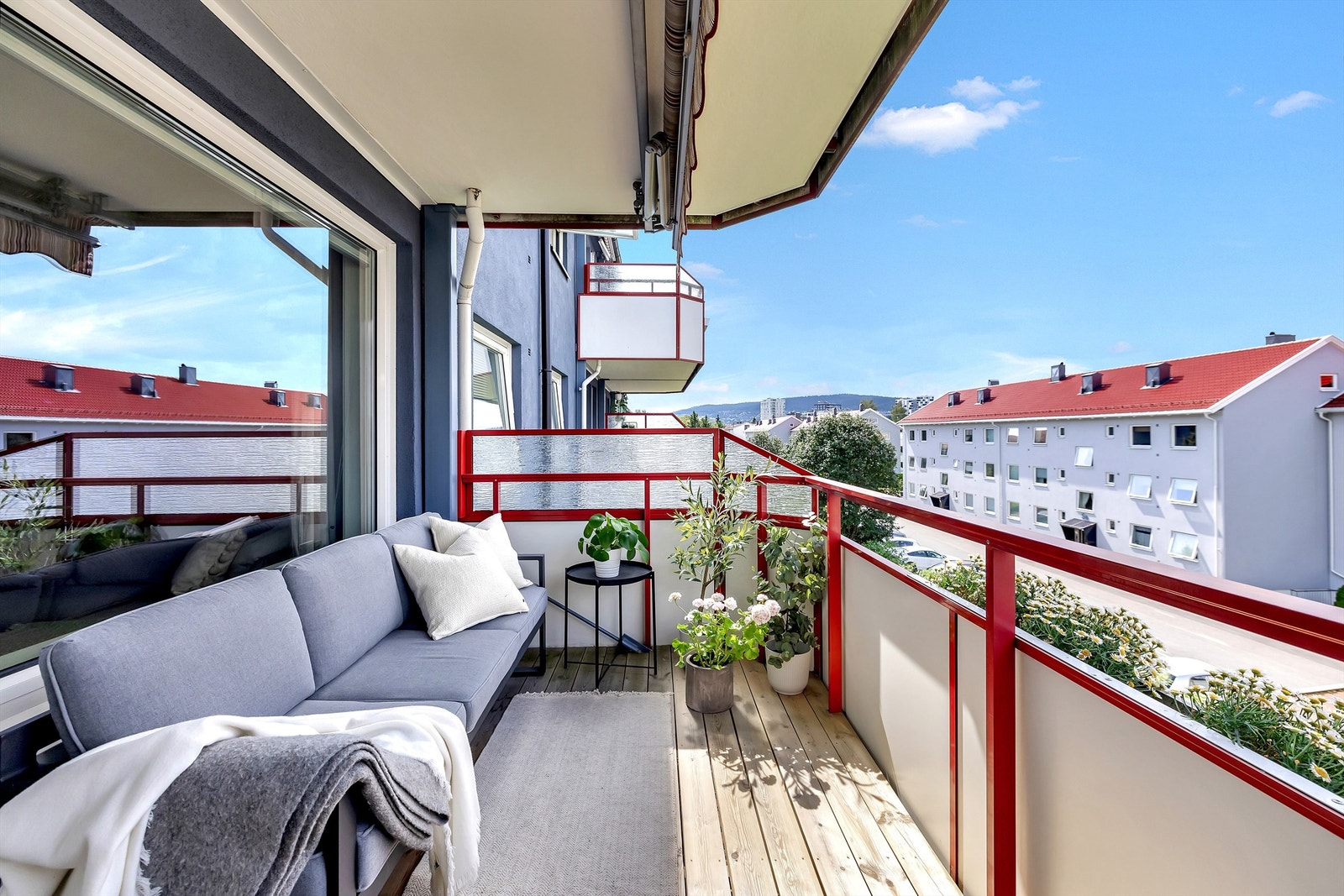 Balkongen er en fin forlengelse av stuen, spesielt i sommerhalvåret. Her kan du nyte solen fra tidlig ettermiddag og helt til den går ned. Galleribilde