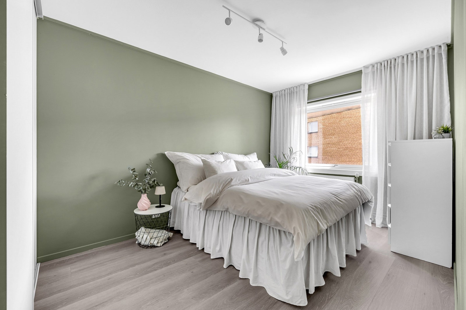 Soverommet er malt i en delikat, lys grønnfarge som skaper en rolig og behagelig atmosfære. Galleribilde