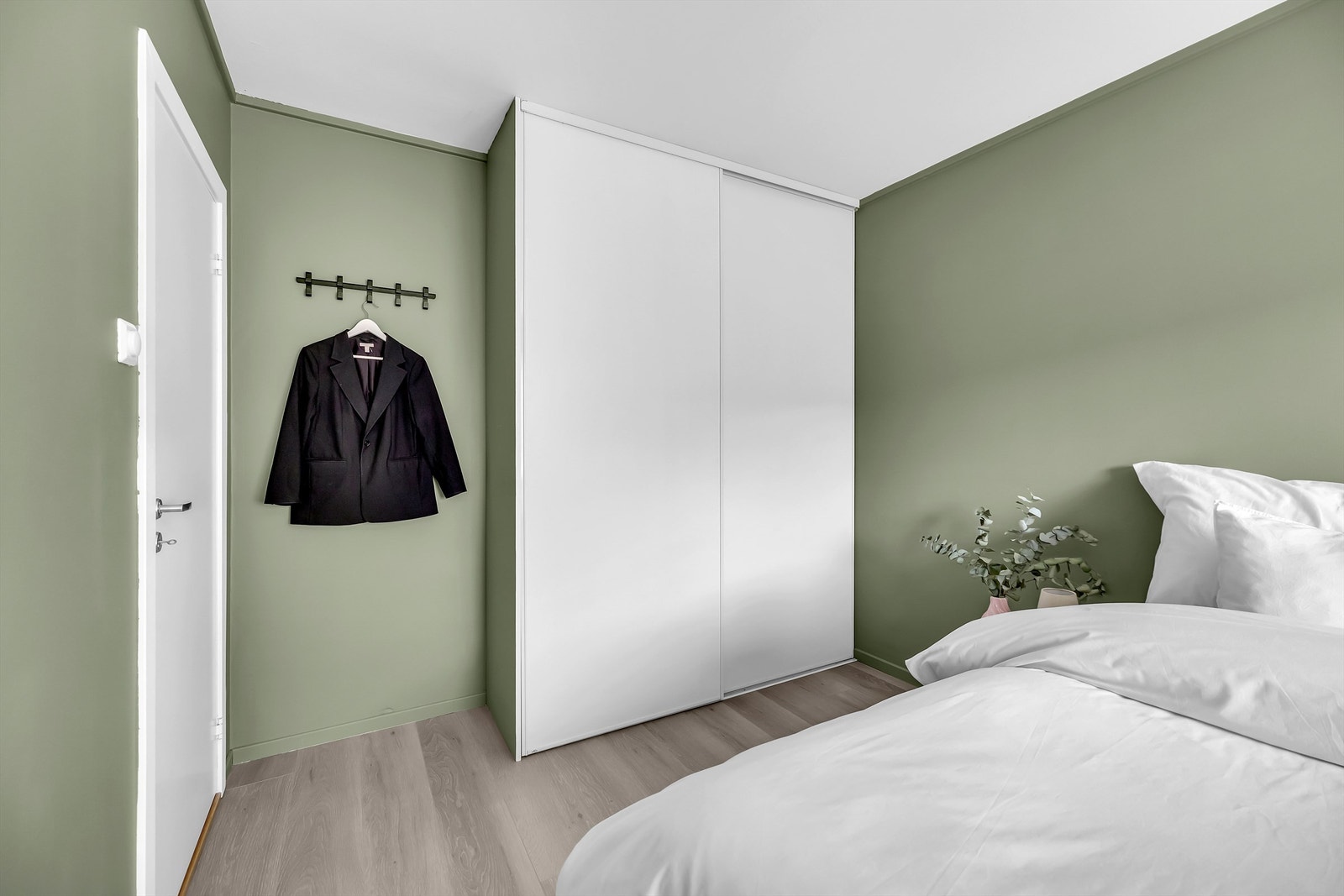 Det er satt inn skyvedørsgarderobe fra Elfa med kurvsystem. Praktisk og funksjonelt. Galleribilde