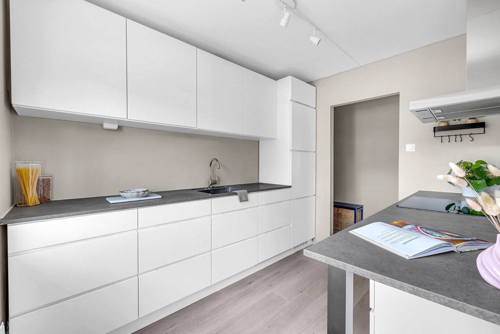 Kjøkkenet har ellers rikelig med skap - og benkeplass, som gir gode arbeidsmuligheter. Galleribilde