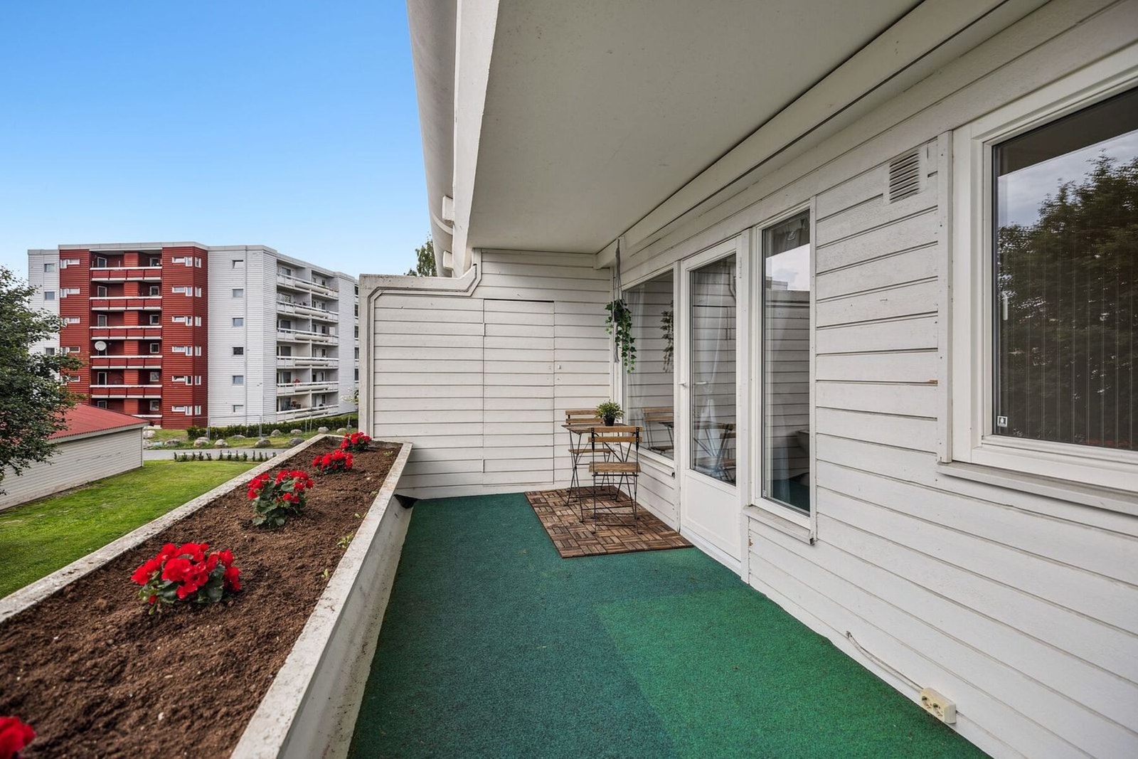 Fra stuen er det utgang til en vestvendt terrasse på ca. 12 kvm, med gode solforhold Galleribilde