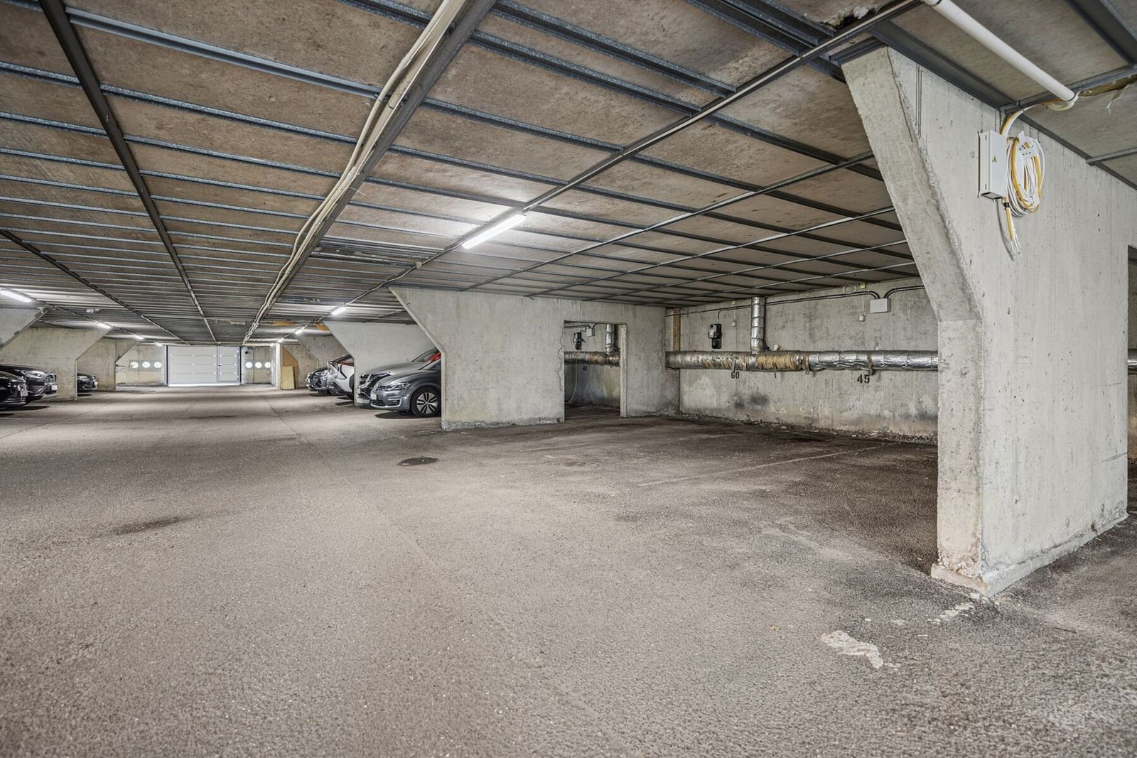 Garasjeplass med lader for elbil følger boligen ved salg Galleribilde