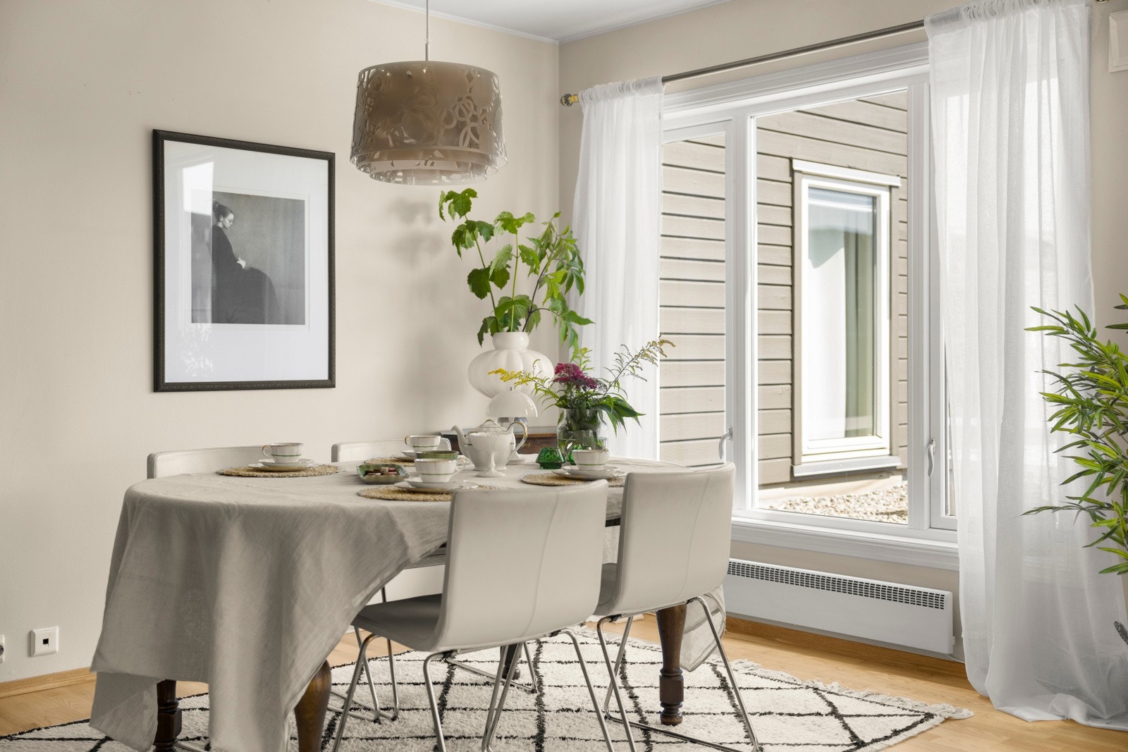 De generøse vindusflatene slipper inn rikelig med naturlig lys og skaper en luftig atmosfære, samtidig som de gir en flott utsikt og en følelse av åpenhet. Galleribilde