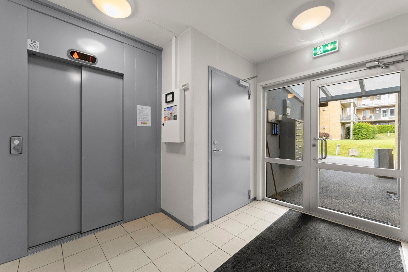 Det er adkomst via heis fra entre og garsje opp til leiligheten. Galleribilde