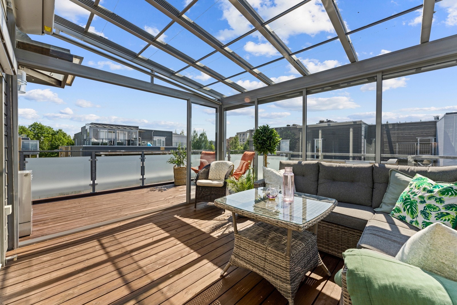 Takterrassen er et imponerende uteområde med et stort areal som gir rom for både avslapning og sosiale sammenkomster. Galleribilde