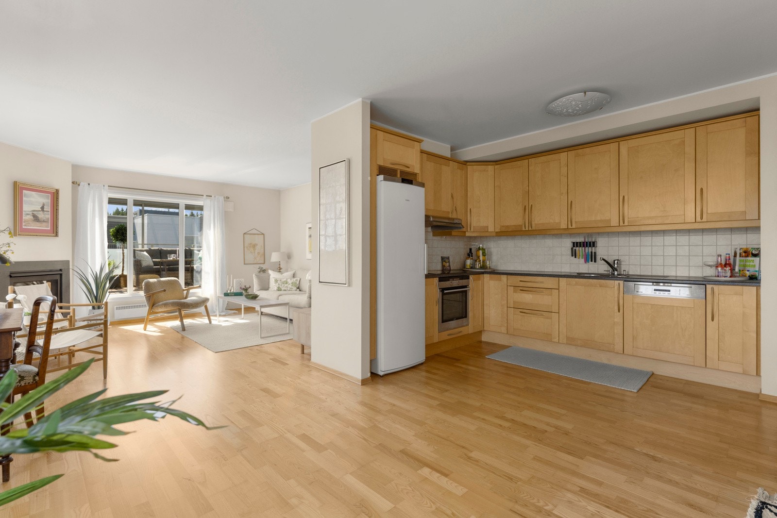 Lekre fliser mellom benkeplaten og overskapene gir en stilrent og gjennomført uttrykk. Galleribilde